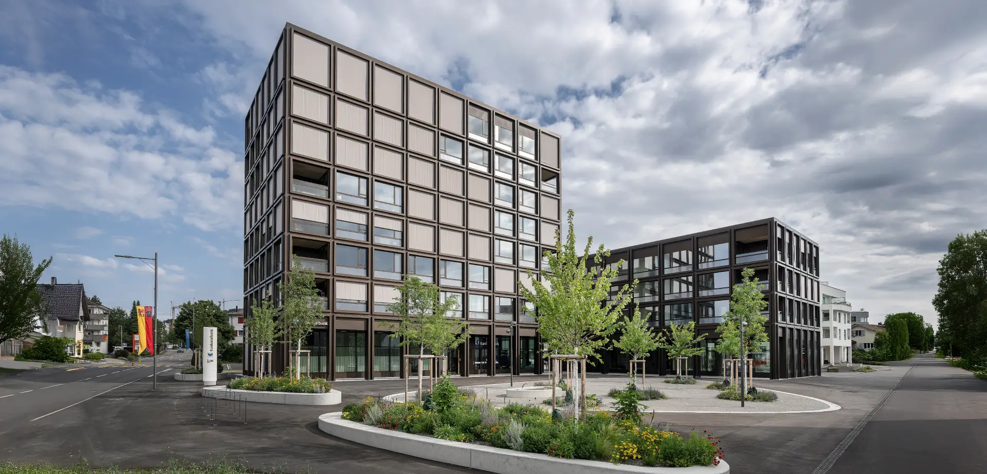 H54 A Foto Aussen Platz Header