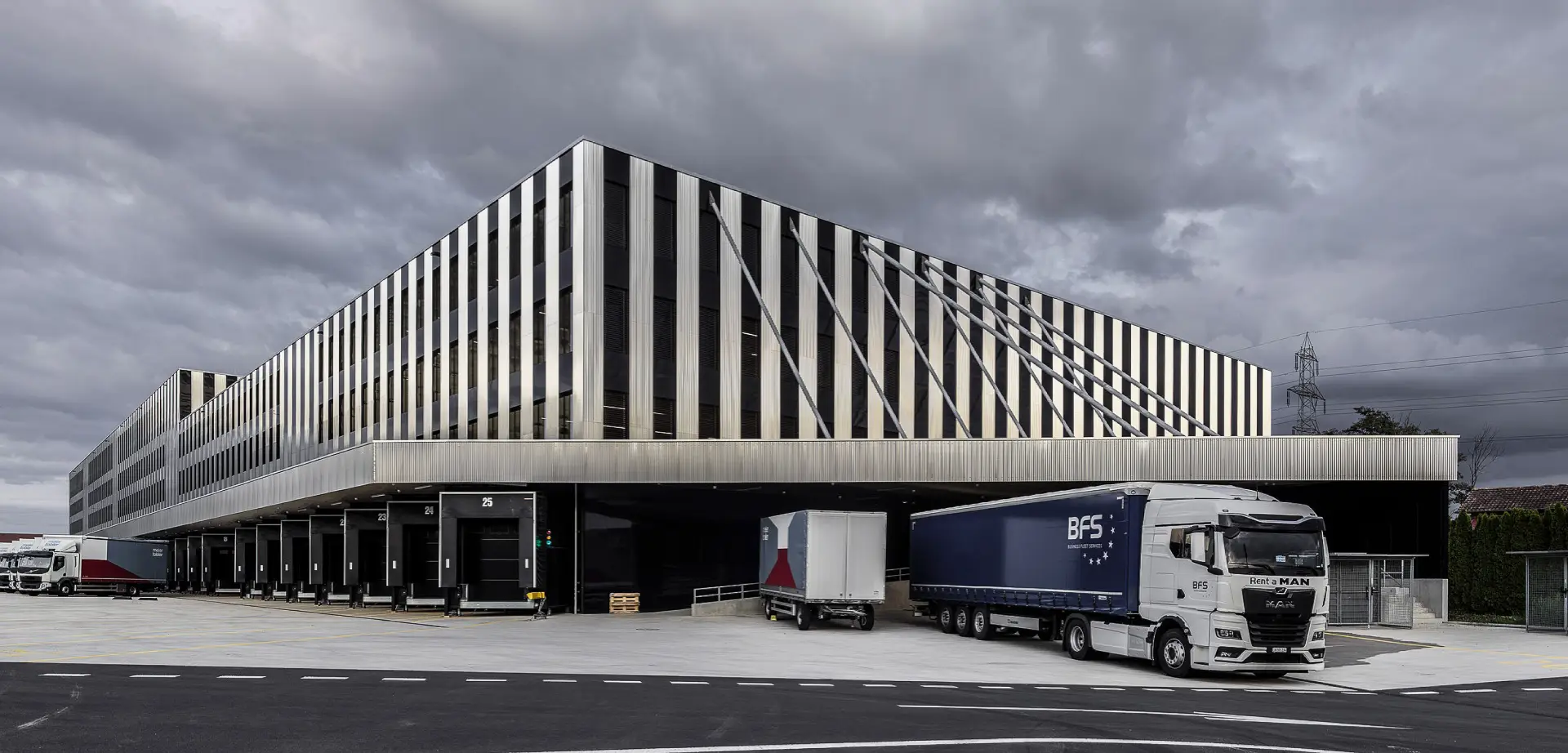 H62 Foto Aussen Anlieferung 02 Header